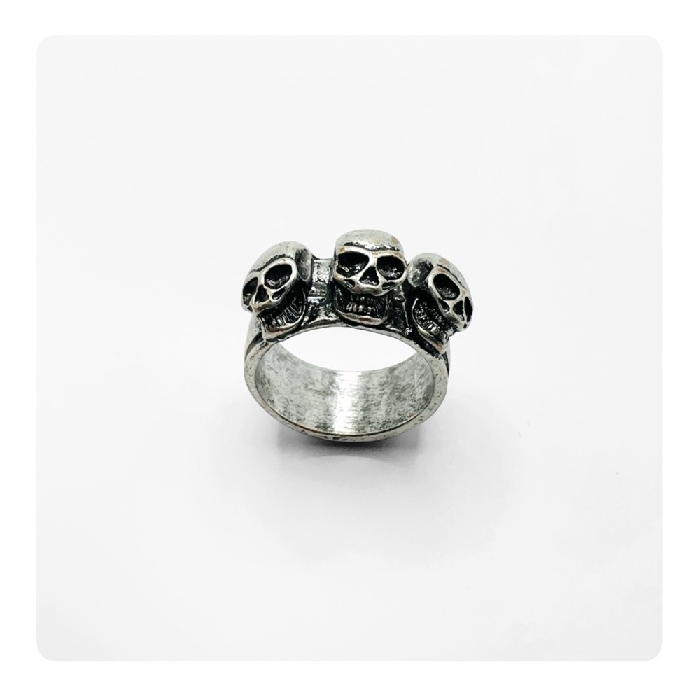 ★ Vintage Ring with 3 Skulls - Silver/Black ★
